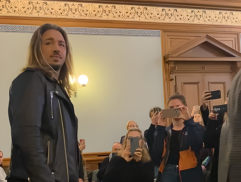 Gil Ofarim schweigt zum Prozessauftakt | Der Sänger muss sich unter anderem wegen Verleumdung am Landgericht Leipzig verantworten