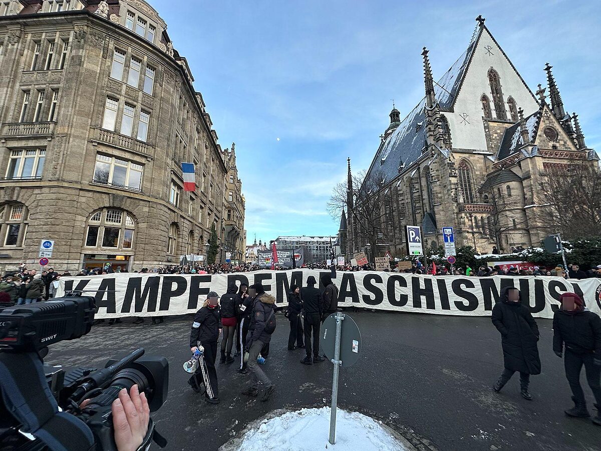   »Man kann nur von Glück reden, dass es keine Verletzten gibt« | Ein Autofahrer soll bei der Leipziger Großdemo gegen Rechts durch die Menschenmenge gefahren sein. Die Anmelder erstatteten Anzeige.  