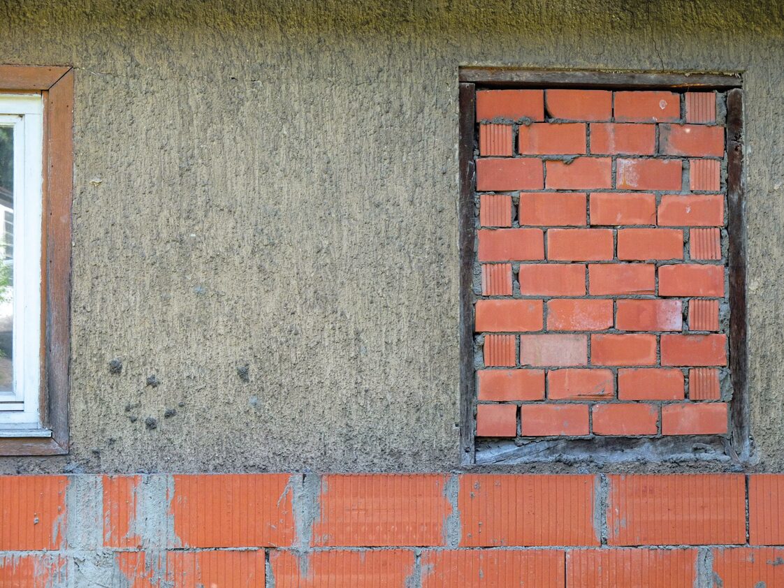   Die dunkle Seite der Verdichtung | Die Redaktion von Radio Blau verliert eine ganze Fensterfront durch ein neues Nachbarhaus  