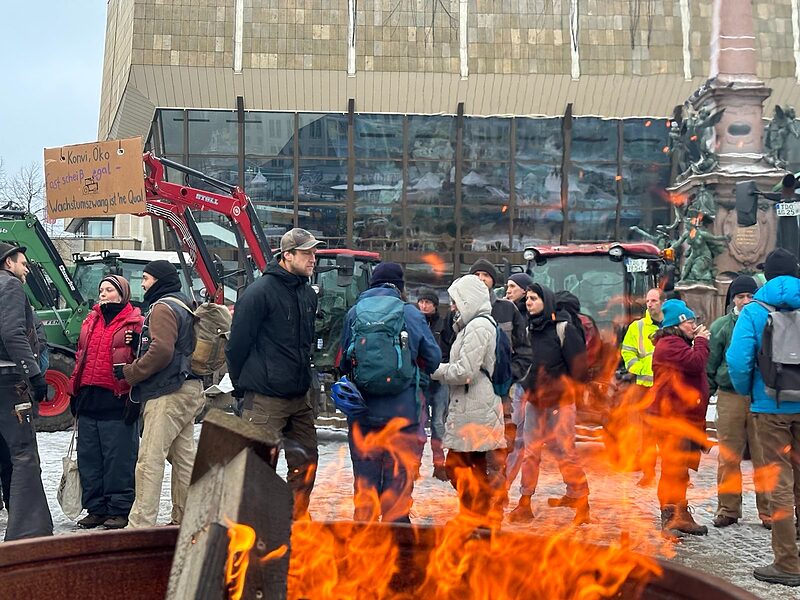 »Landwirtschaft kann eine Stellschraube zur Bekämpfung der Klimakatastrophe sein« | Genossenschaften Rote Beete und KoLa Leipzig im Interview über die Bauernproteste