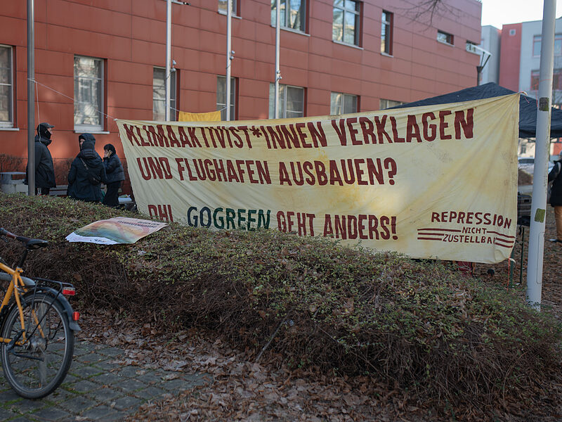 Freispruch für Aktivistinnen nach DHL-Blockade | Gericht sieht Nötigung bei Protest am Flughafen Leipzig 2021 als nicht gegeben. Entscheidungen in weiteren Verfahren sind ungewiss