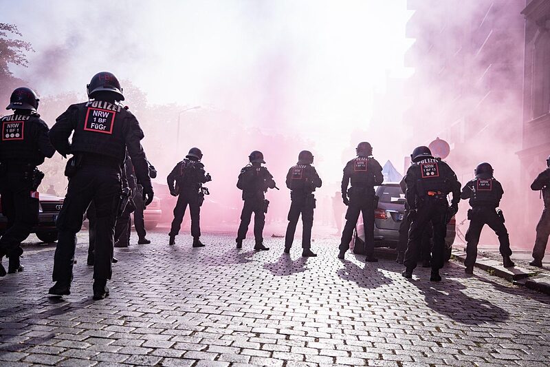 Kein Fehlerbewusstsein | Das Sächsische Justizministerium rechtfertigt die Hausdurchsuchung bei einem Journalisten – sein Zeugnisverweigerungsrecht habe nicht gegolten