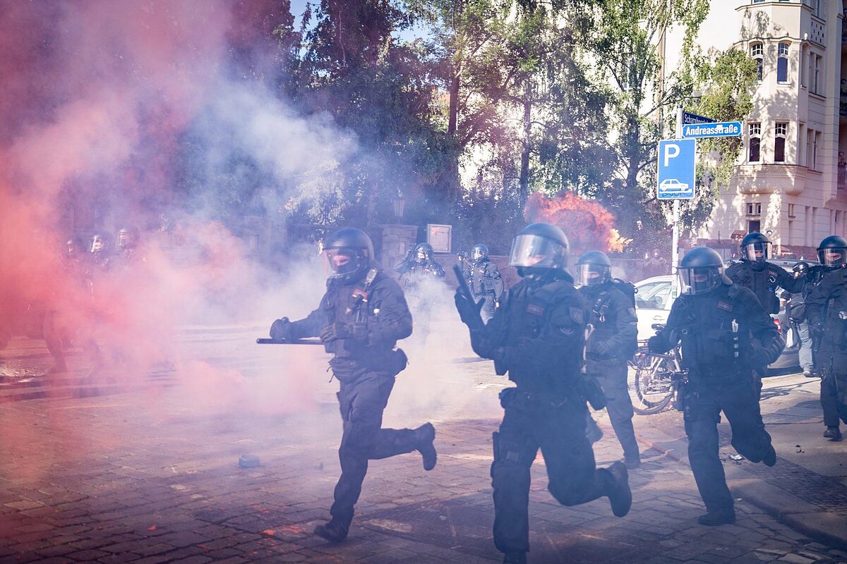   »Die Staatsanwältin meinte, einen Jugendpresseausweis ›kennen wir nicht‹« | Ein Journalist aus Halle machte Fotos an Tag X, Mitte Dezember wurde sein Haus durchsucht  