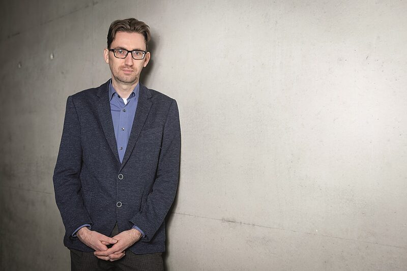»Wenn Redaktionen Umfragen in Auftrag geben, muss es sich für sie auch lohnen« | Der Politikwissenschaftler Hendrik Träger über Wahlumfragen in den Medien