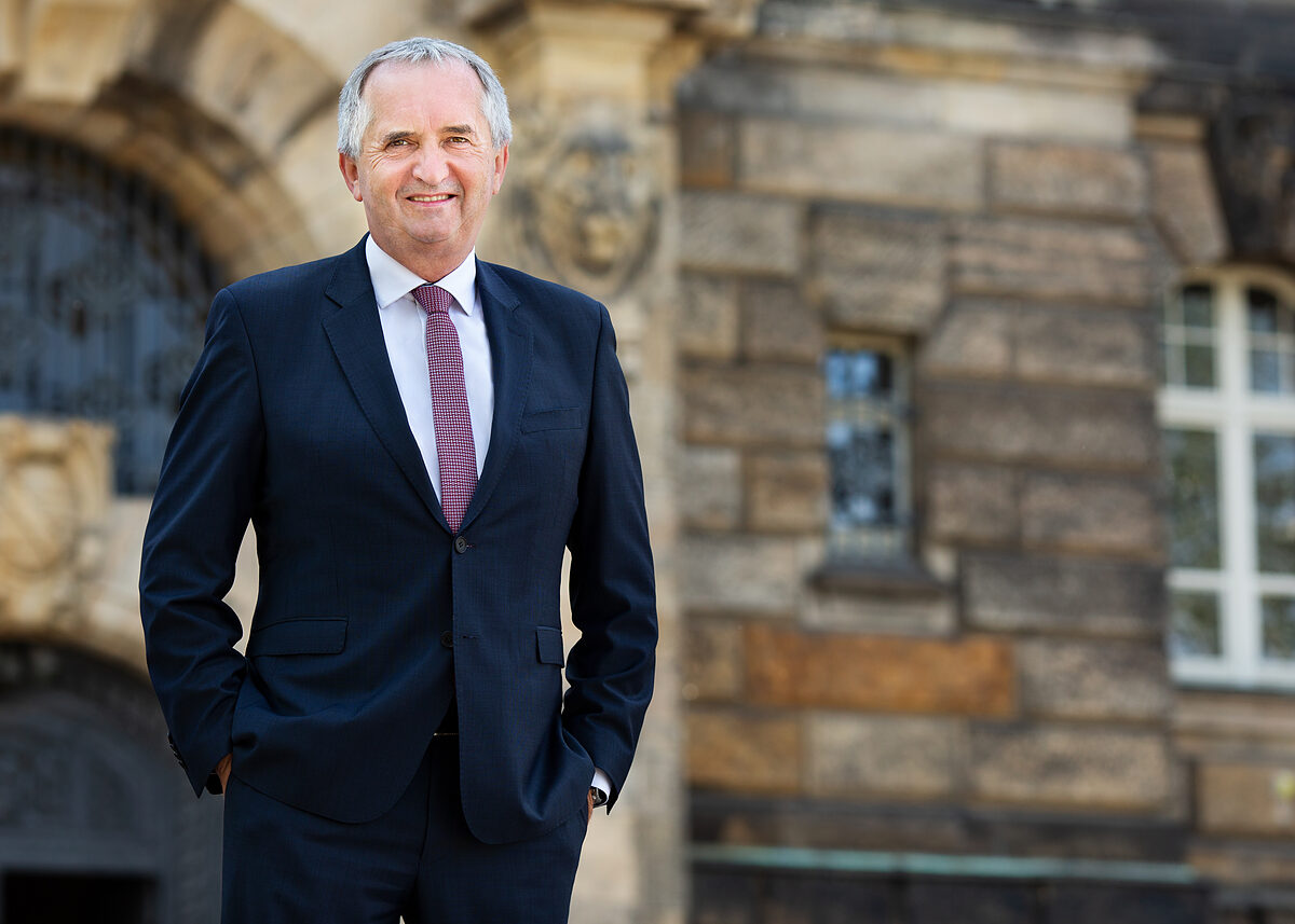   Wohin mit der Kohle? | Strukturwandel und Sozialwohnungsbau: Das von Thomas Schmidt (CDU) geführte Staatsministerium für Regionalentwicklung  