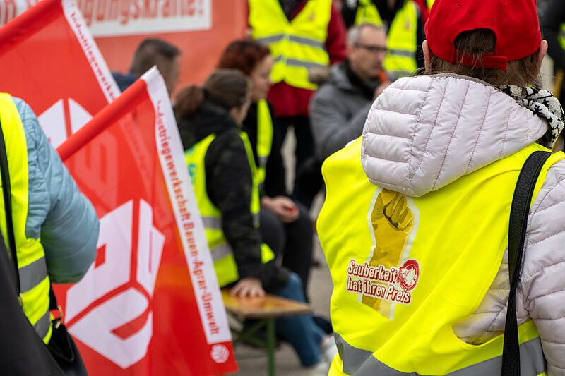 Frust im Niedriglohnsektor | Reinigungskräfte in Leipzig fordern einen Inflationsausgleich und beklagen prekäre Arbeitsbedingungen