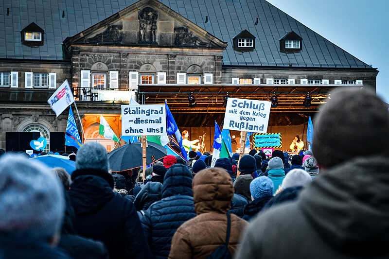 ​​​​​​​Querfront-Dekade | Seit zehn Jahren erleben wir eine krude Mischung aus ein bisschen Frieden, Verschwörungsmythen und rechten Umsturzfantasien – eine Rückschau