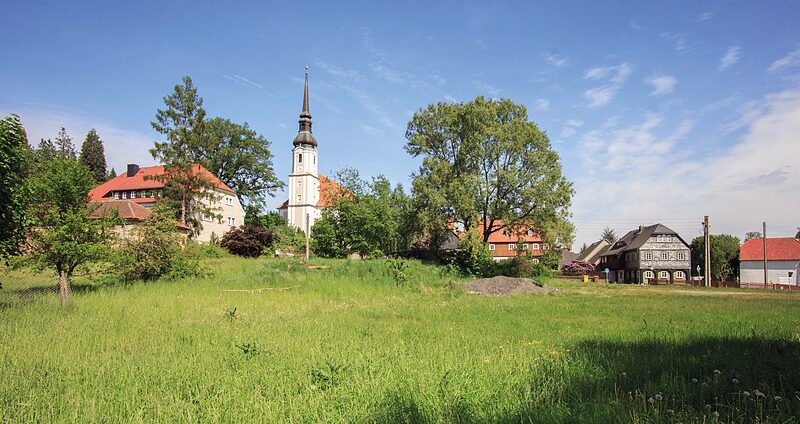 Riesenkirche, Minihäuser und betreutes Trinken  | In Cunewalde steht Deutschlands größte evangelische Dorfkirche neben Umgebindehäusern