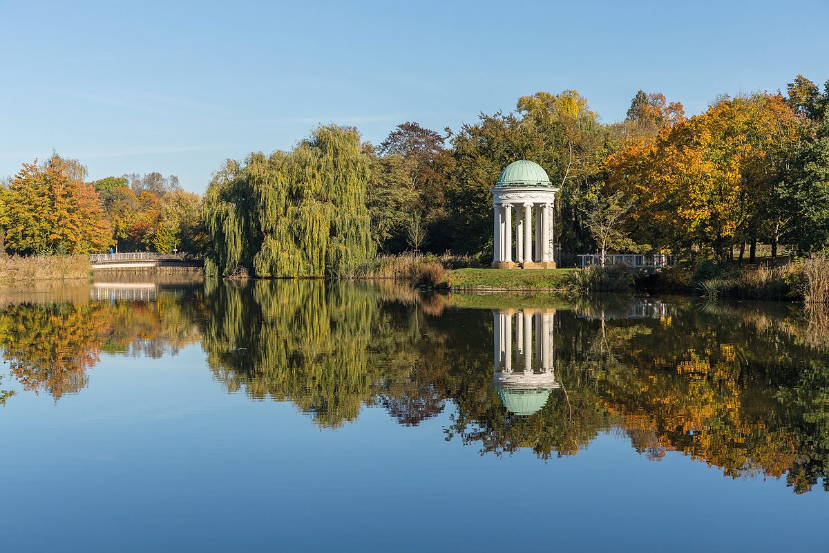   Anhalten, um innezuhalten  | Auf dem Weg zum See lohnt der Stopp im lauschig-ostigen Agra-Park  