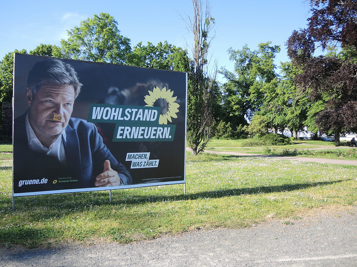   »Wir leben hier nicht in Angst« | Für den Wahlkampf im ländlichen Raum verstärken Parteien ihre Sicherheitsvorkehrungen in den Kreisverbänden - Bedrohungen und Vandalismus sind aber kein neues Problem  