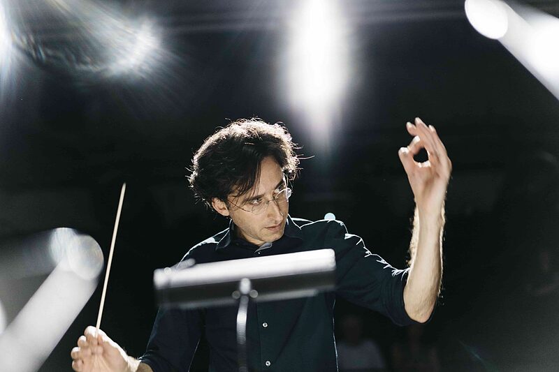 »Ich würde meine Arbeit komplett zerstören, wenn ich mich auf der Bühne politisch äußere« | Daniel Grossmann, Leiter des Jewish Chamber Orchestra, über politischen Druck in konfliktreichen Zeiten