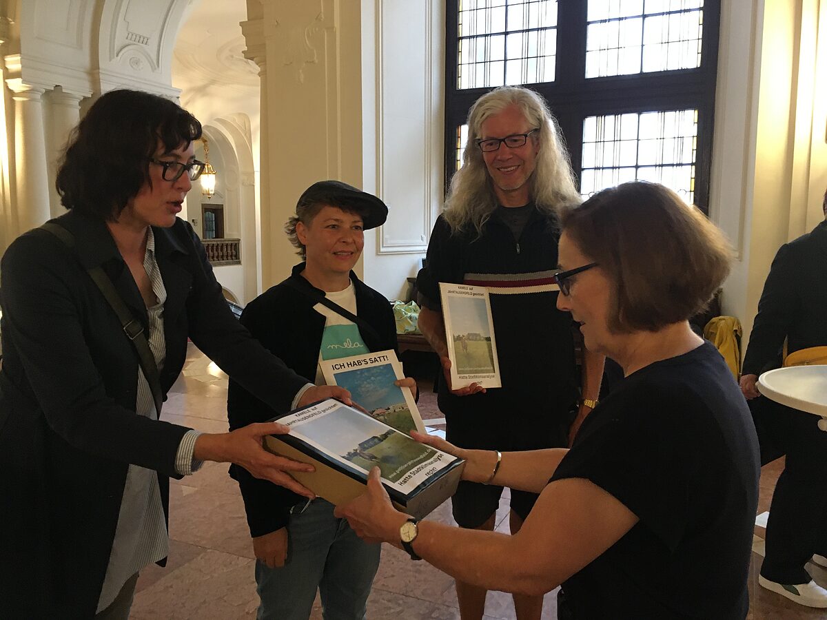   Überraschung auf dem Jahrtausendfeld | Die Stadtbau AG möchte der Stadt einen Teil vom Gelände abgeben. Die Petition gegen die Bebauung läuft noch bis zum 5. Juli.  