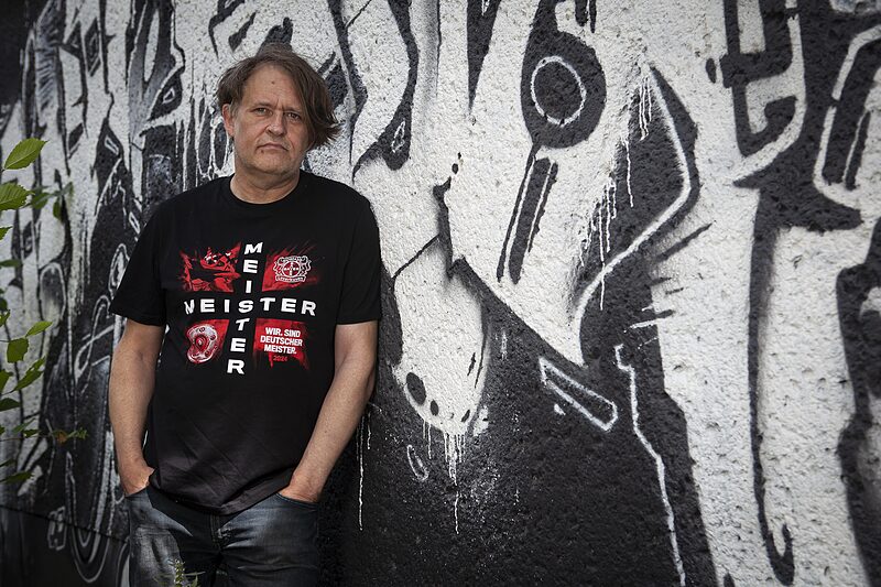»Die Leipziger Lokalrivalitäten gehen mir auf den Senkel« | Warum wird man 1988 in DDR Fan von Bayer Leverkusen? – Entertainer und kreuzer-Ehrenmitglied Ralf Donis klärt auf