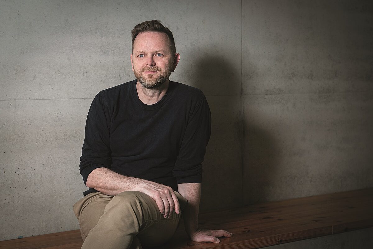   Der Fußballgott sind wir | Die »Hand Gottes«, Stadien als »Tempel«, der »heilige Rasen« – dass das Religiöse am Fußball mehr als eine Metapher ist, erklärt der Leipziger Soziologe Thomas Schmidt-Lux  