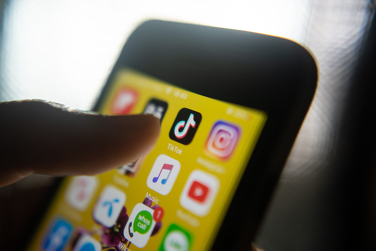   »Demokrat*innen müssen Tiktok inhaltlich besetzen« | Politikberater Martin Fuchs über den Erfolg der AfD auf Social Media  