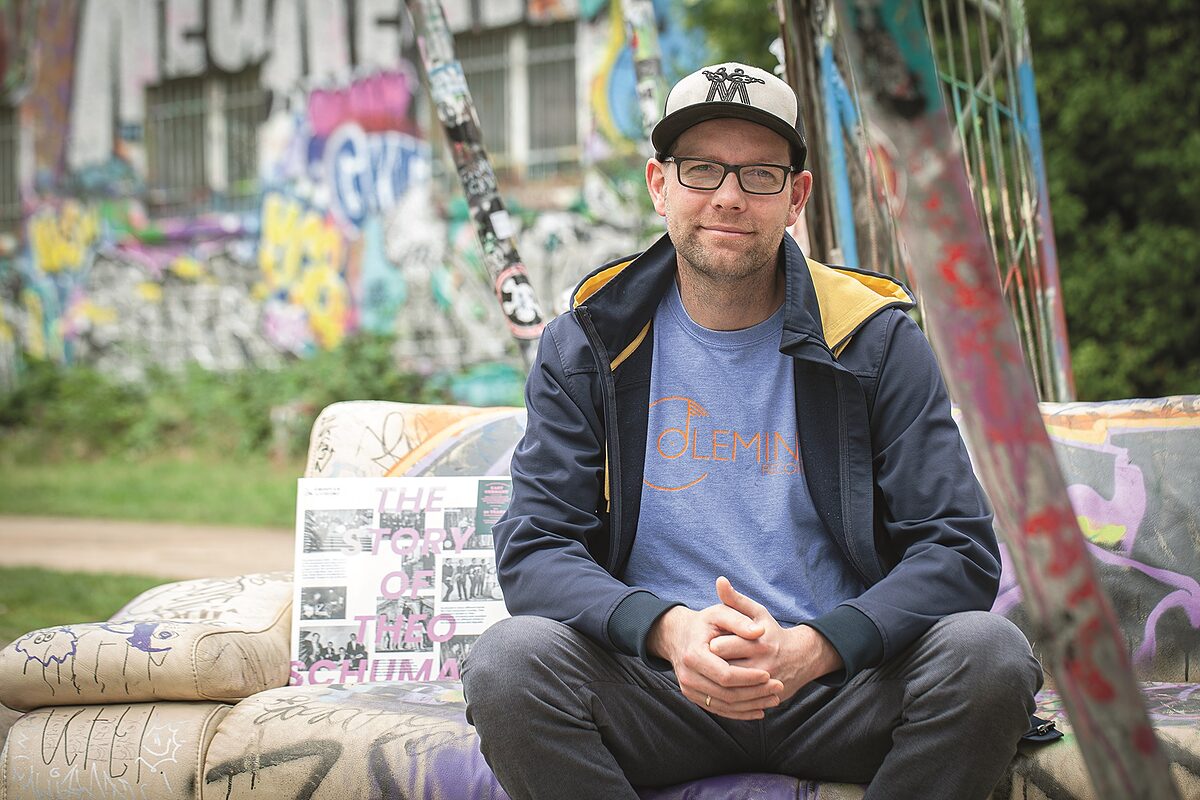   »Kein ›Osttyp‹, sondern jemand, der krass gut spielen kann« | Der Leipziger Label-Betreiber Johannes Riedel holt Theo Schumann aus der Mottenkiste  
