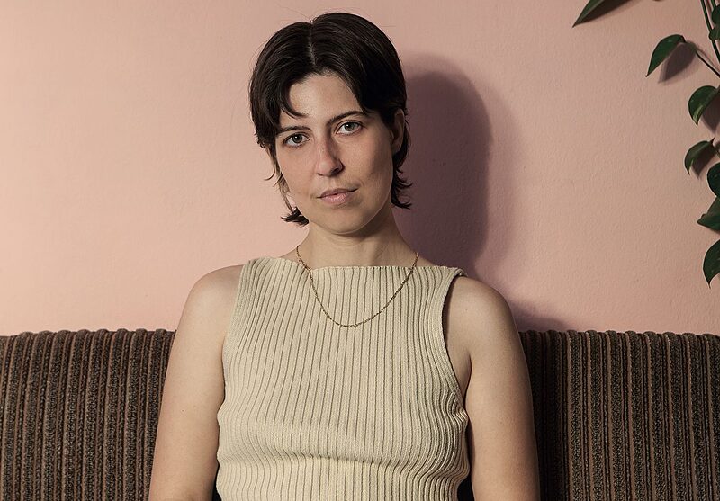 »Mich interessiert dieses Aufrechterhalten einer Illusion« | Kristin Höller über »Leute von früher«, ihren zweiten Roman, der bei Suhrkamp Nova erschienen ist