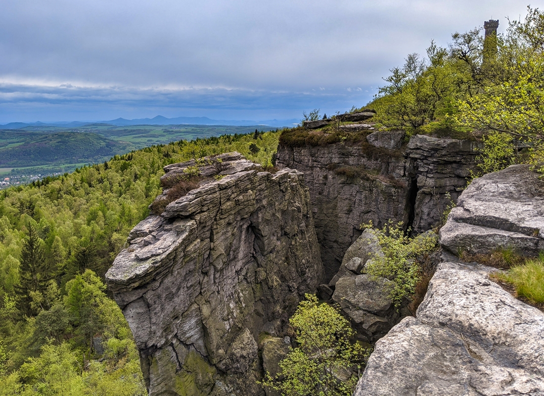  Waldeinsamkeit | Der Forststeig Elbsandstein ist eine Strecke für autarkes Weitwandern, die erst vor wenigen Jahren eröffnet wurde – ein neu erschienener Führer stellt die Etappen detailliert vor  