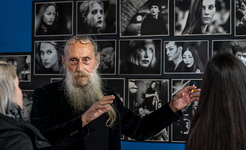 Vom Modell zum Szene-Fotograf | Künstler und Fotograf Gerd Lehmann stellt auf dem Südfriedhof Fotografien aus