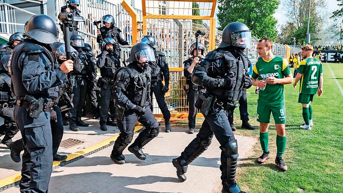   Zwei Jahre Nachspielzeit | Ein Prozess wirft neues Licht auf den Polizeieinsatz und die Ausschreitungen im Derby zwischen Chemie und Lok Leipzig im Mai 2022  