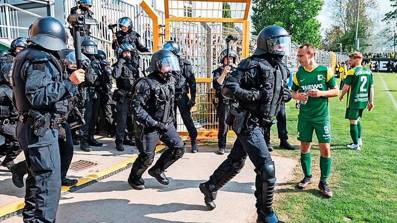 Zwei Jahre Nachspielzeit | Ein Prozess wirft neues Licht auf den Polizeieinsatz und die Ausschreitungen im Derby zwischen Chemie und Lok Leipzig im Mai 2022