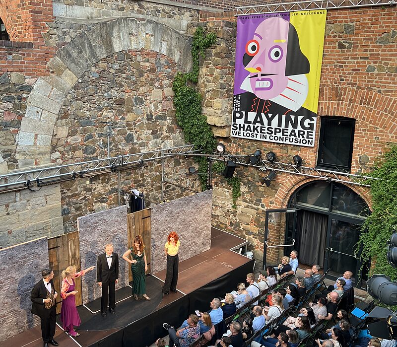 »Nicht Hitler!« | Familienfest mit Shakespeare in der Moritzbastei: Viel zum Lachen unter und über der Gürtellinie und eine astreine Burlesque-Nummer