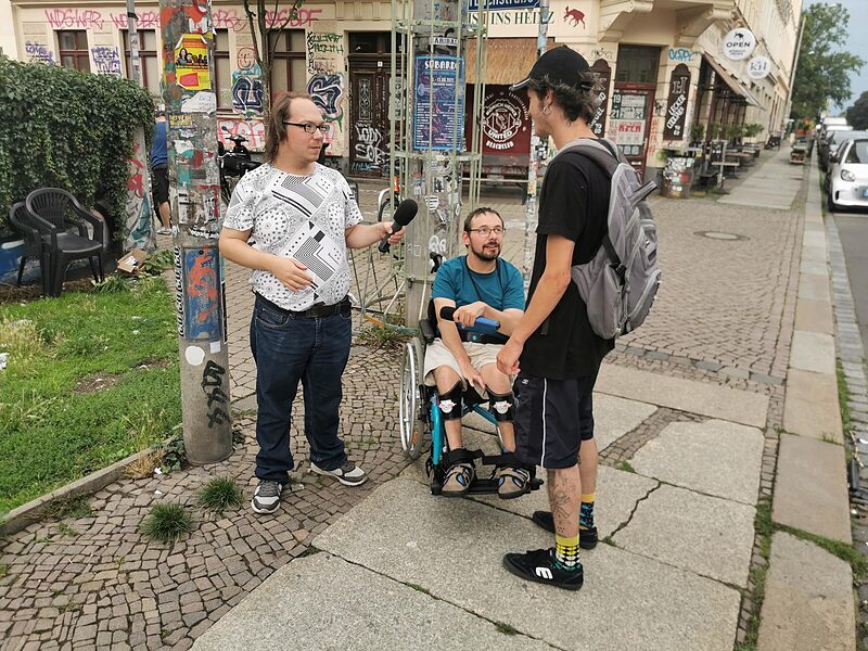Alte Hasen sammeln Spenden | Die Redaktion »Radio Inklusive« von und mit Menschen mit Behinderung sendet seit 2017 auf Radio Blau. Nun muss die Redaktion kreativ werden, um sich weiter finanzieren zu können.