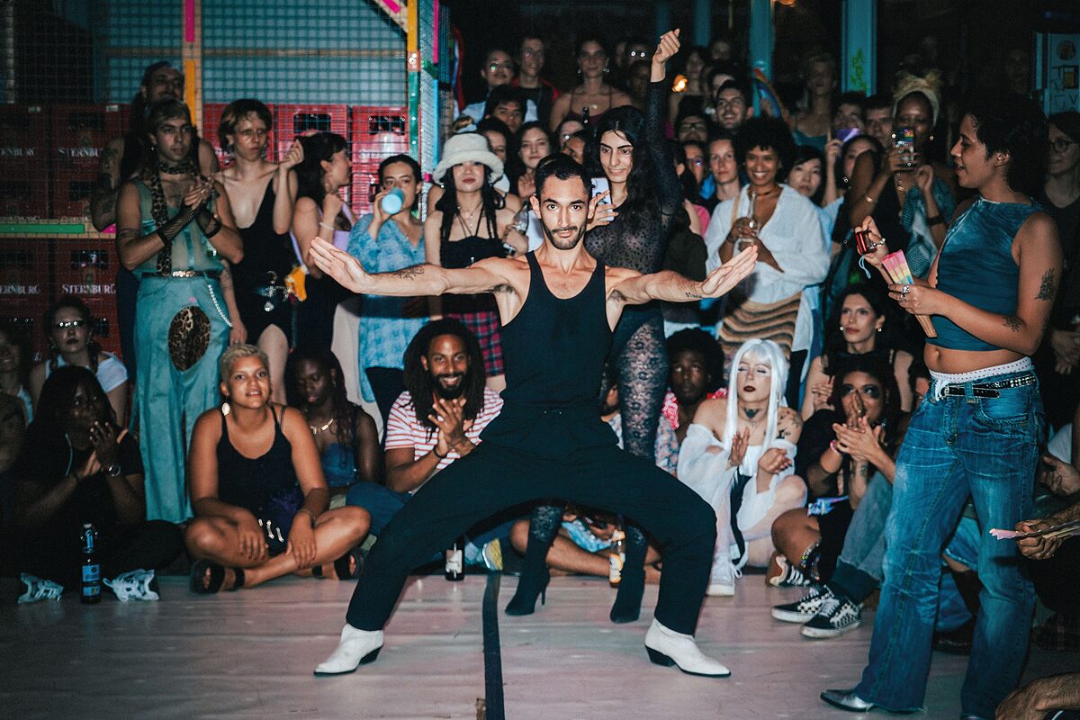   Die eigene Identität feiern | Das True-Colours-Kollektiv und der Verein Rosalinde Leipzig geben Leipzigs Ballroom-Szene einen Treffpunkt im Leipziger Osten  