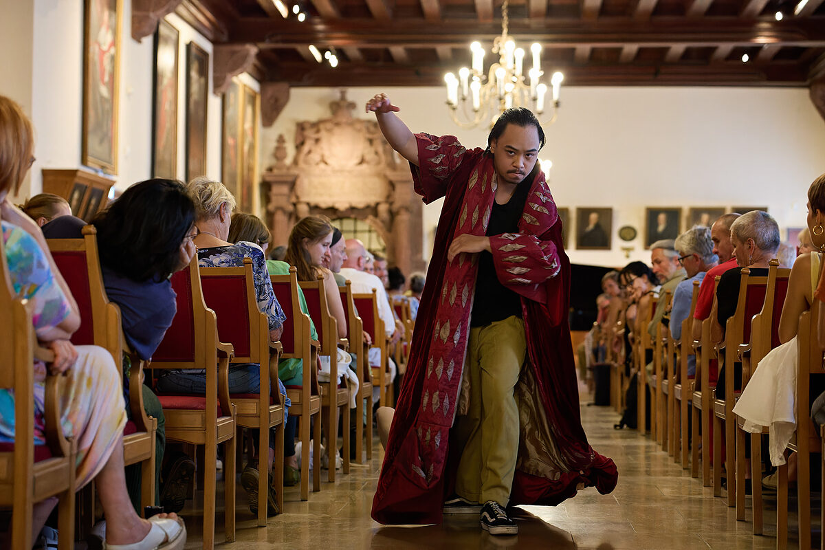   Toleranztraining im erfrischenden Sinne | Tanzperformance im Alten Rathaus zwischen Tradition und Moderne  