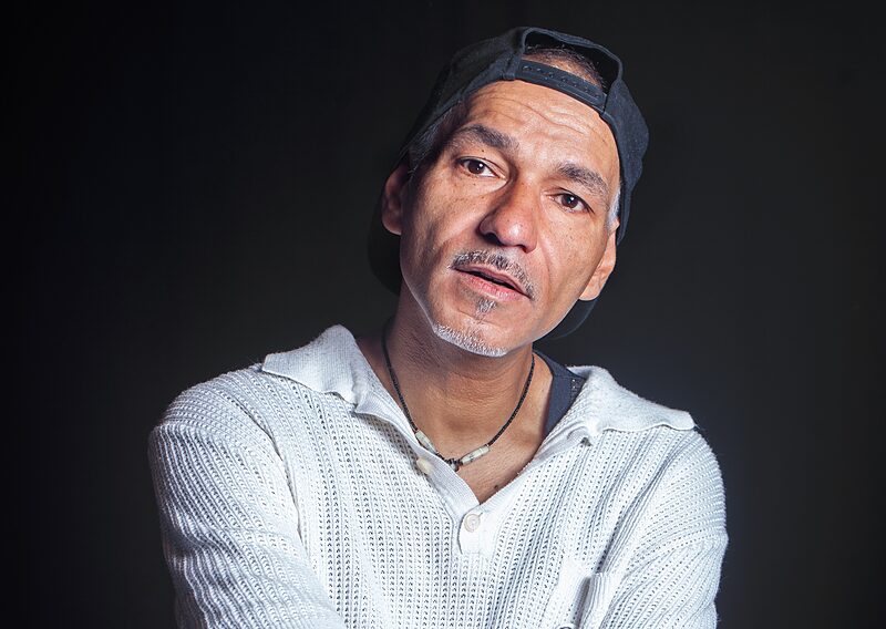 »Wenn du etwas ausprobieren willst, geh nach Leipzig« | Raschid Daniel Sidgi ist Schauspieler, Sprecher und Musiker – vor allem aber immer in Bewegung