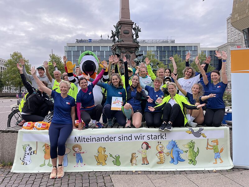 Inklusive Laufstaffel startet in die neunte Etappe | Auf ihrem Weg nach Berlin legte die Laufstaffel des Achilles-Vereins einen Stopp in Leipzig ein