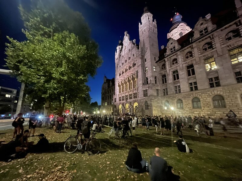 Immerhin nicht Thüringen | Die Stimmung in Leipzig schwankt angesichts der Landtagswahlergebnisse zwischen Enttäuschung, Wut und Hoffnung. Ein Wahlabend.
