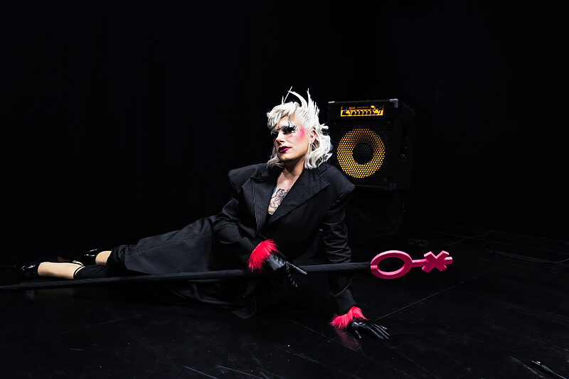 Spieglein, Spieglein auf dem Tisch | Die Dragshow in der Garage-Ost geht in die nächste Runde