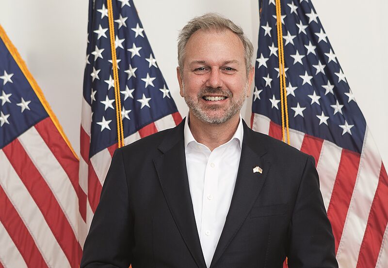 »Wir haben in Demokratien die Pflicht, unsere Stimme zu erheben« | John R. Crosby über sein Amt als US-Generalkonsul, Wahlen in Ostdeutschland und den USA und Sauerkirschtorten