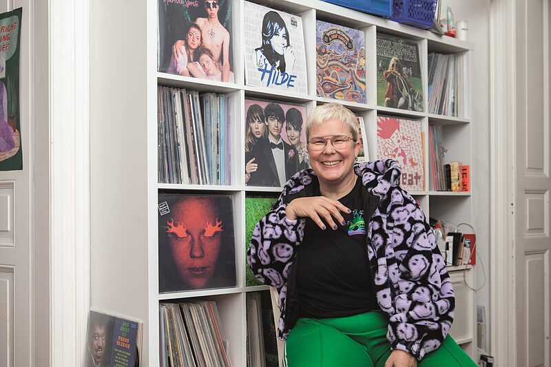 »Man kann alles in jedem Alter machen« | Mrs Pepstein feiert im November ihren 25. Geburtstag – hier schon mal mit zehn Songs und einer Nachfrage