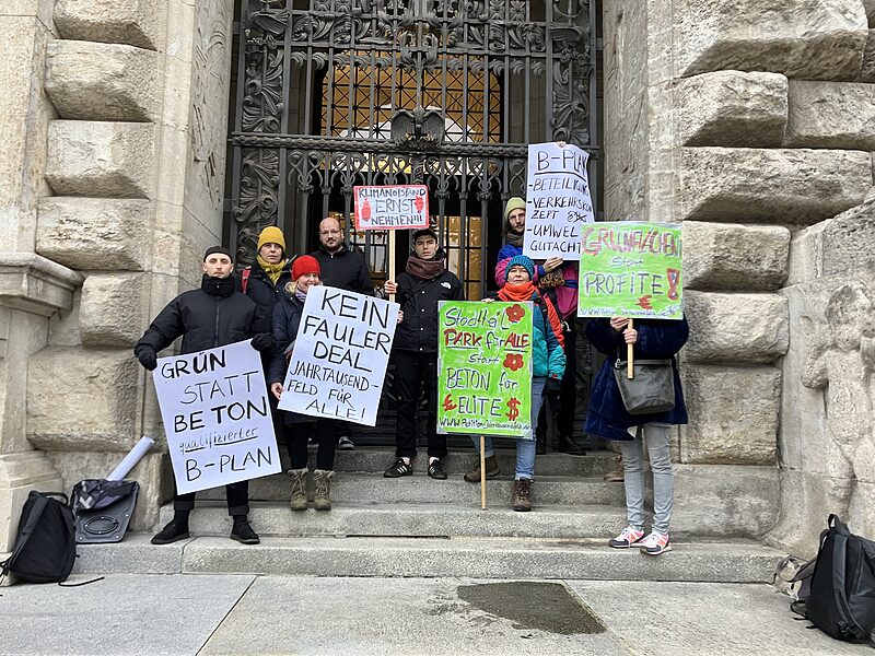 Proteste gegen die Ignoranz | Die Initiatorinnen und Unterstützer der Petition gegen die Bebauung des Jahrtausendfelds sowie der Ökolöwe protestierten vor der gestrigen Stadtratssitzung