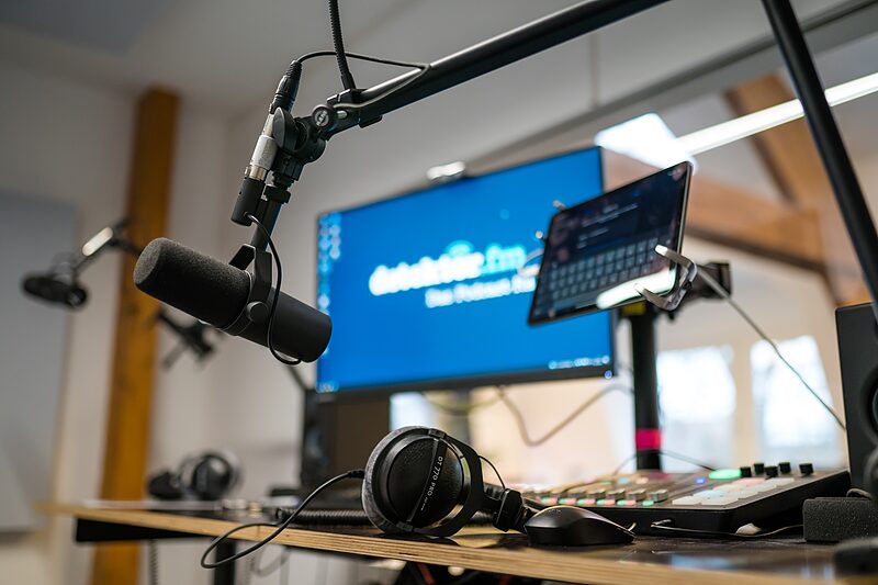 Hörbar hoch hinaus | Detektor.fm feiert seinen 15. Geburtstag mit »Oum Shatt« und Live-Podcasts