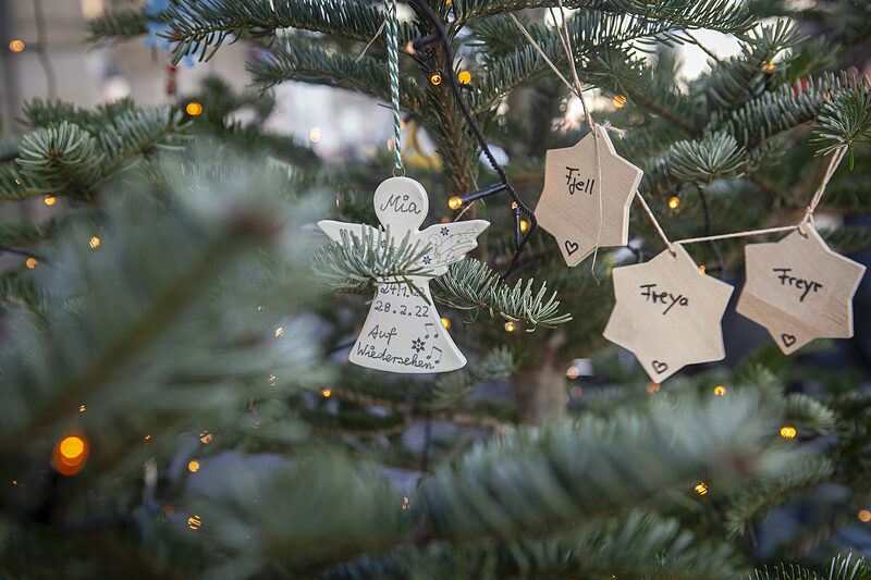 »Der Baum macht die Kinder sichtbar« | In Leipzig erinnert dieses Jahr ein Weihnachtsbaum an verstorben Kinder