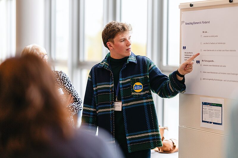 »Vorurteile sind erst mal etwas ganz Normales« | Der erste Diversity-Manager bei der Stadt, Konstantin Heinze, über seine Arbeit 