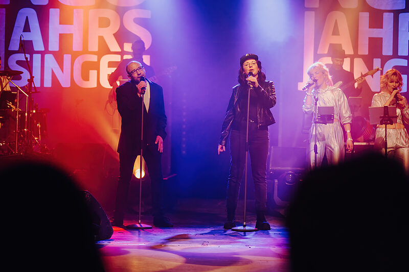 Amy Kein-griechischer-Winehouse | Das Neujahrssingen eröffnet mit Bandkaraoke und tausend Leuten im Felsenkeller das Jahr 2025