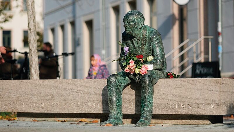 Zuhören und erzählen | Ein neues Denkmal erinnert an den Chemnitzer Ehrenbürger und Holocaust-Überlebenden Justin Sonder