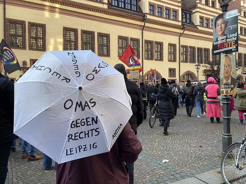 »Oma zu sein ist eine Haltung« | Oma Meta über neue Protestformen und den Vorwurf, für Demonstrationen bezahlt zu werden