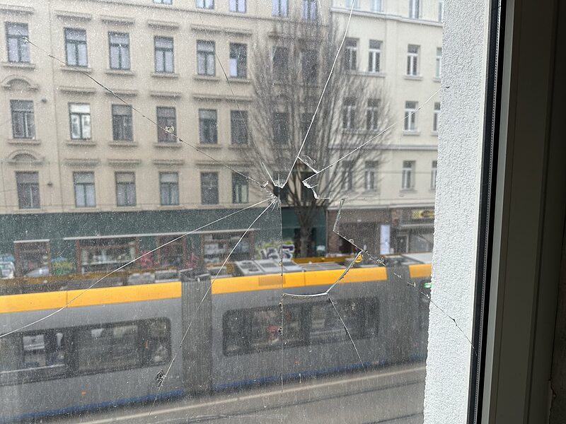 »Es macht einen Unterschied, ob dieses Haus existiert« | Wie die Gemeinschaft E97 um ihr Haus auf der Eisenbahnstraße kämpft