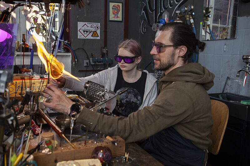 So biegsam wie zerbrechlich | In seiner Werkstatt im Werk 2 zeigt der Glasbläser Gleb Gukajlo Interessierten, worauf es bei seinem Handwerk ankommt