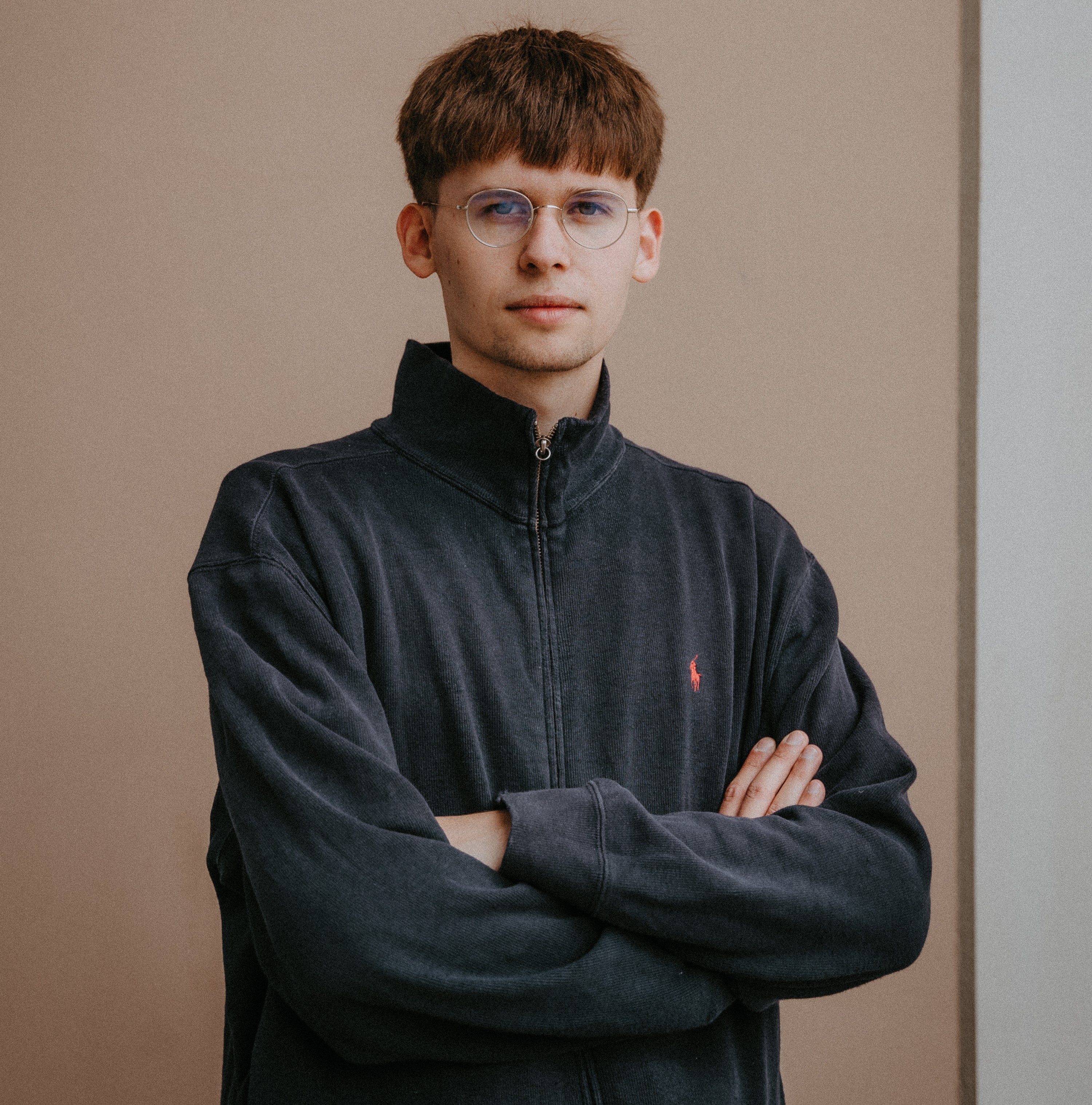 »Es ist immer leichter, Probleme auf andere zu schieben« | Jakob Springfeld im Interview über sein neues Buch zum Rechtsruck in Ostdeutschland