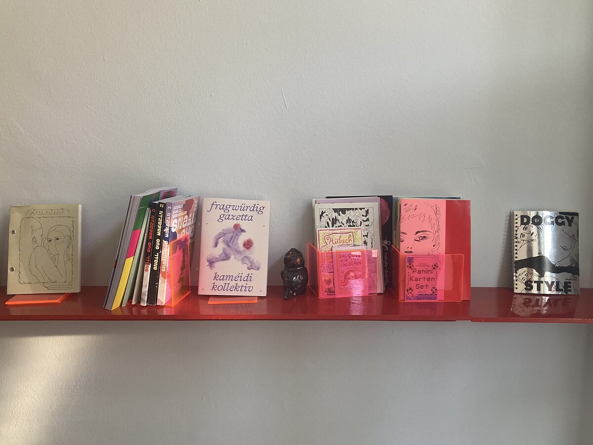   Comics aus der Nische holen | Auf der Eisenbahnstraße hat die Comic-Bibliothek Jelly eröffnet. Hier kann man nicht nur Comics lesen, sondern sie auch selbst erstellen.  