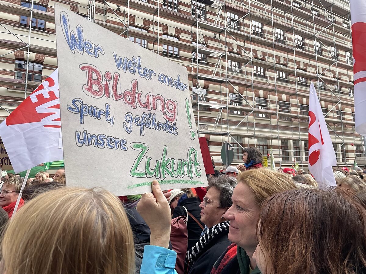   Rote Karte, Herr Minister | Das sächsische Kultusministerium will mit 21 Maßnahmen den Unterrichtsausfall an den Schulen des Freistaats kompensieren. Lehrkräfte wehren sich gegen zusätzliche Belastung.  