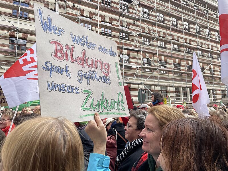 Rote Karte, Herr Minister | Das sächsische Kultusministerium will mit 21 Maßnahmen den Unterrichtsausfall an den Schulen des Freistaats kompensieren. Lehrkräfte wehren sich gegen zusätzliche Belastung.