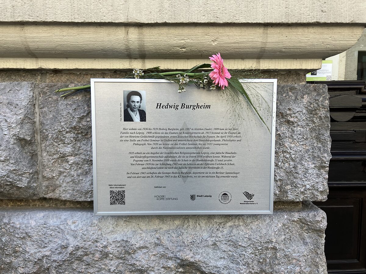   Erinnern auf Augenhöhe | Im Waldstraßenviertel wurde eine Erinnerungstafel für die jüdische Pädagogin Hedwig Burgheim eingeweiht  