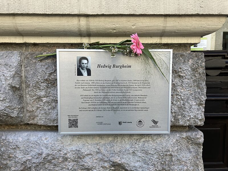 Erinnern auf Augenhöhe | Im Waldstraßenviertel wurde eine Erinnerungstafel für die jüdische Pädagogin Hedwig Burgheim eingeweiht